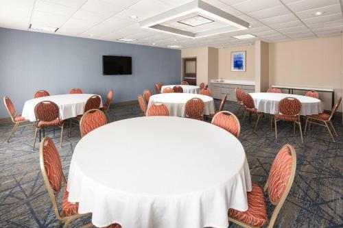 holiday inn express and suites cherry by ihg