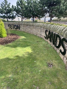 Charming 5-Beds Caravan In Beautiful Seton Sands,,2 star