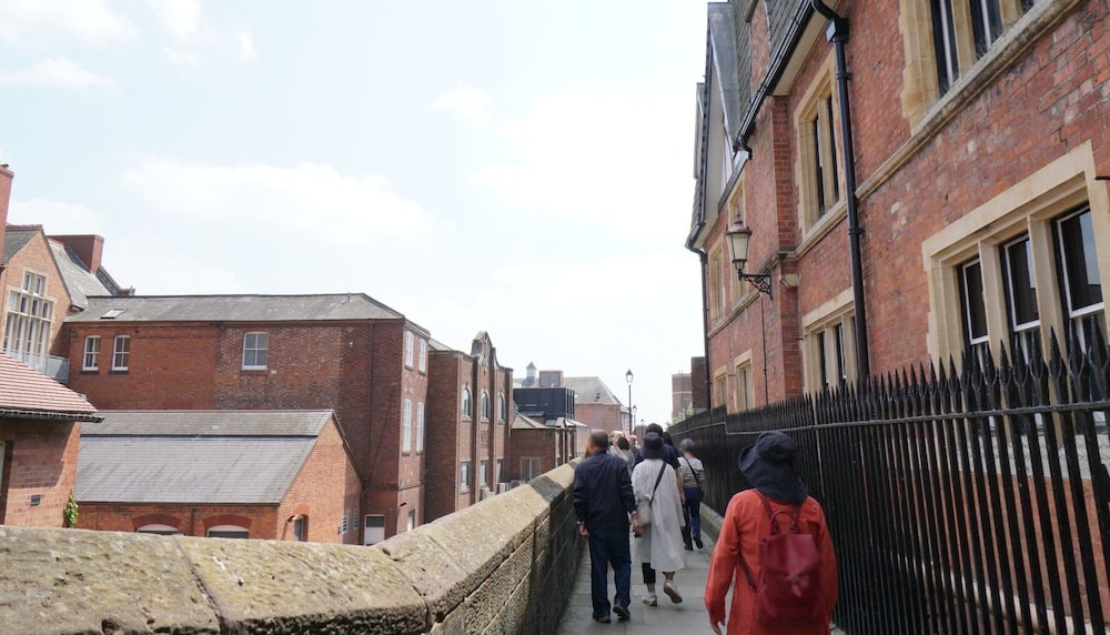 the gathering chester 3 sleeps 14 very close to city centre racecourse within walls