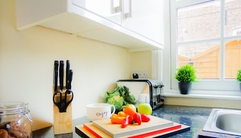 the gathering chester 1 sleeps 14 very close to city centre racecourse within walls