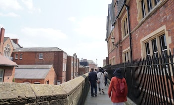 the gathering chester 1 sleeps 14 very close to city centre racecourse within walls