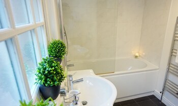 the gathering chester 1 sleeps 14 very close to city centre racecourse within walls