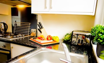 the gathering chester 1 sleeps 14 very close to city centre racecourse within walls