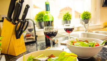 the gathering chester 1 sleeps 14 very close to city centre racecourse within walls