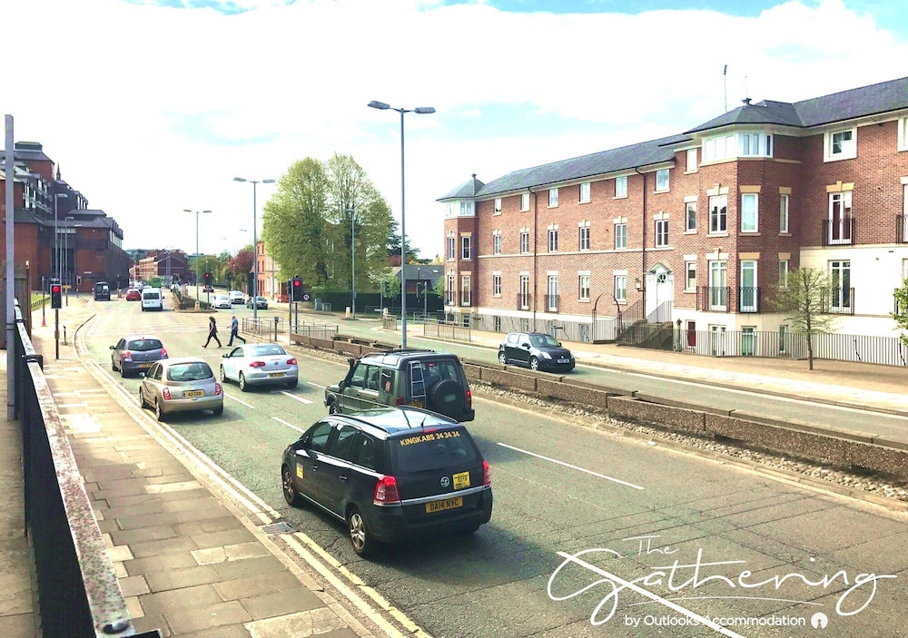 the gathering chester 1 sleeps 14 very close to city centre racecourse within walls