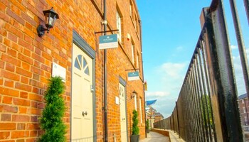 The Gathering Chester 1 Sleeps 14 Very Close To City Centre Racecourse Within Walls,,0 star