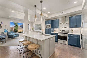 first class stylish townhome near old town