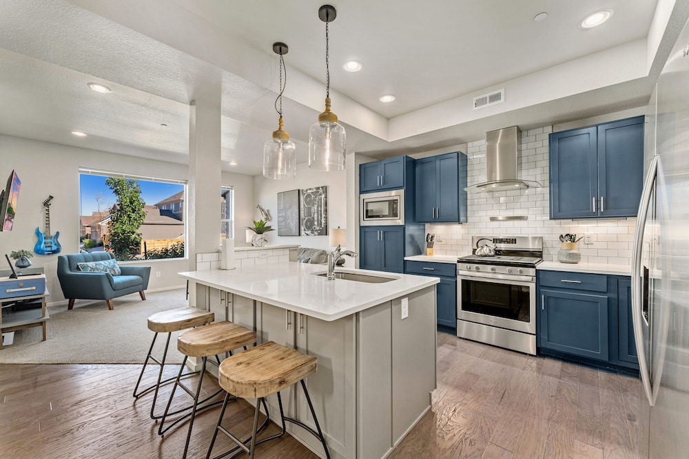 first class stylish townhome near old town