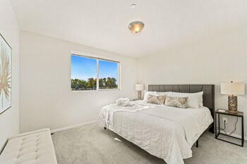 first class stylish townhome near old town