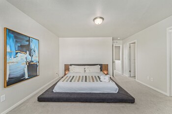 first class stylish townhome near old town