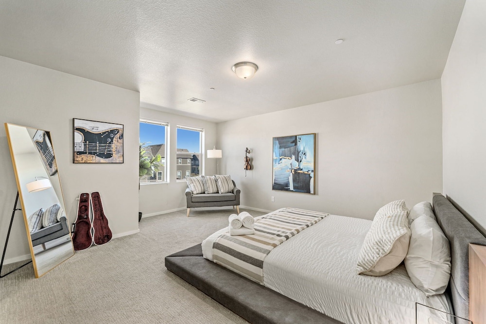 first class stylish townhome near old town