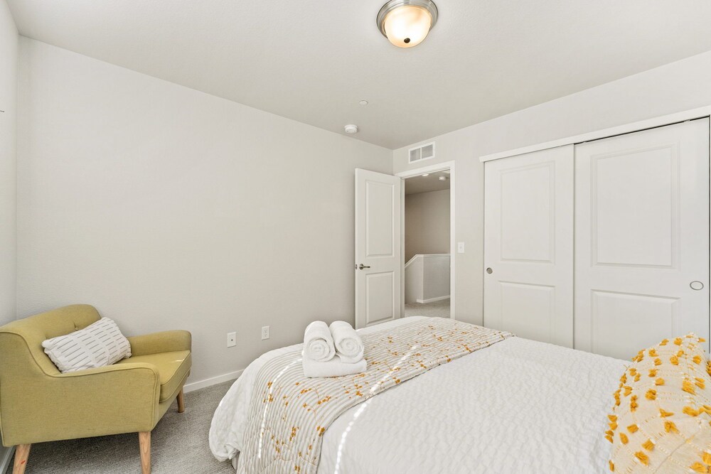 first class stylish townhome near old town