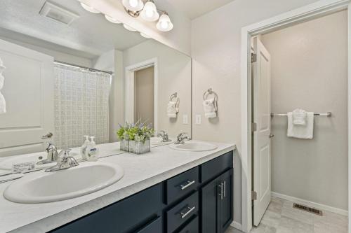 first class stylish townhome near old town