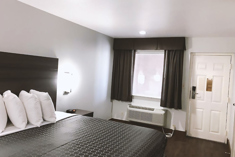 sky palace inn by jasper near atandt center