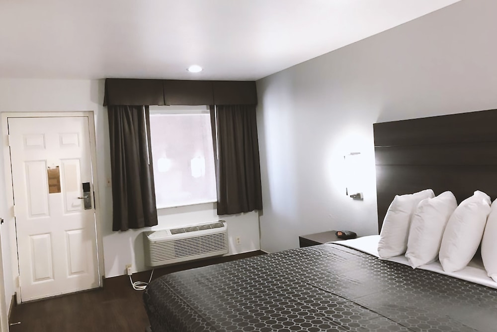 sky palace inn by jasper near atandt center