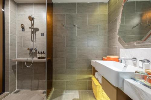 atour hotel nanjing jiangning binjiang development area shike lake
