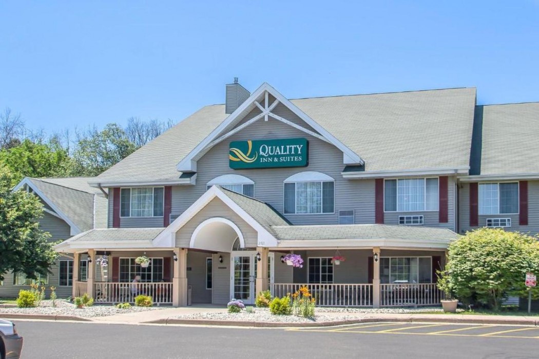 quality inn and suites east troy i 43