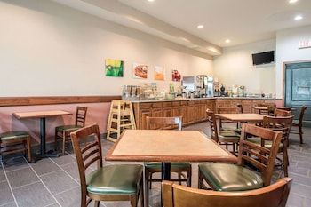 quality inn and suites east troy i 43