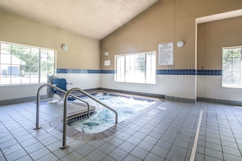 quality inn and suites east troy i 43