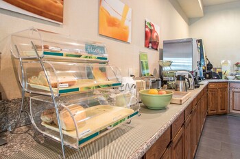 quality inn and suites east troy i 43