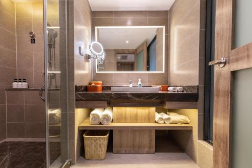 atour hotel kunming south high speed railway station university town