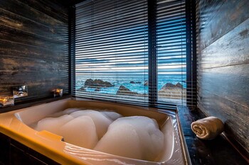 radisson blu acqua hotel and spa concon