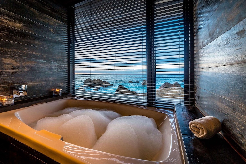 radisson blu acqua hotel and spa concon