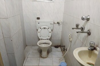 hotel rainbow near victoria hospital city market