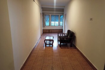 hotel rainbow near victoria hospital city market