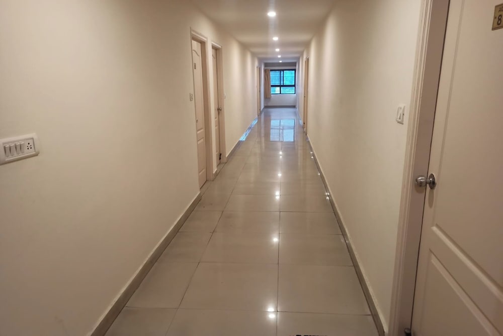 hotel rainbow near victoria hospital city market