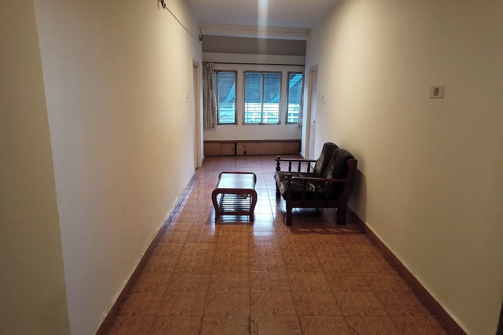 hotel rainbow near victoria hospital city market