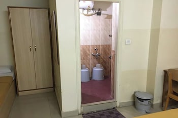 hotel rainbow near victoria hospital city market