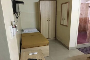 hotel rainbow near victoria hospital city market