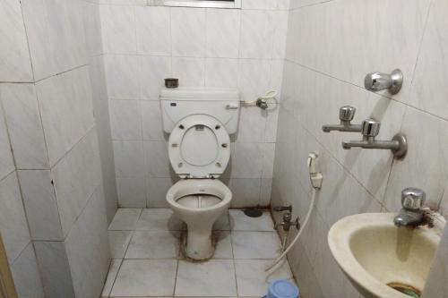 hotel rainbow near victoria hospital city market