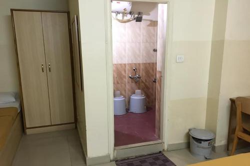 hotel rainbow near victoria hospital city market