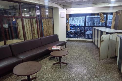 hotel rainbow near victoria hospital city market