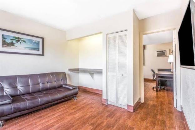 econo lodge inn and suites