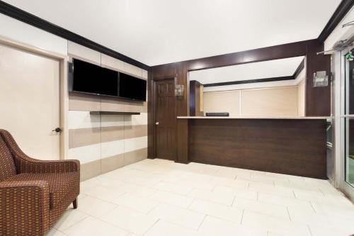 econo lodge inn and suites