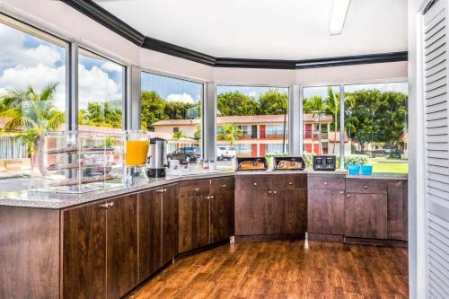 econo lodge inn and suites