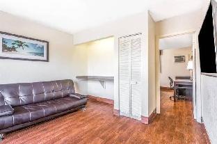 econo lodge inn and suites