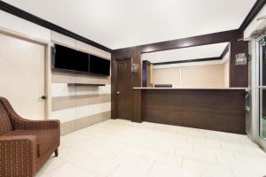 econo lodge inn and suites