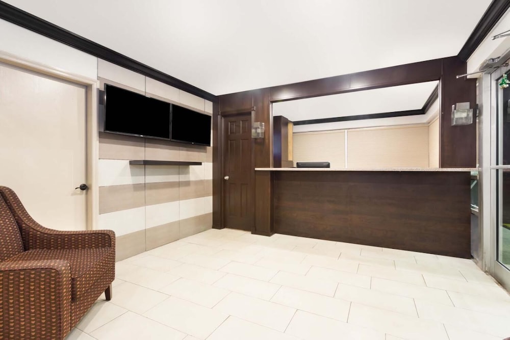 econo lodge inn and suites