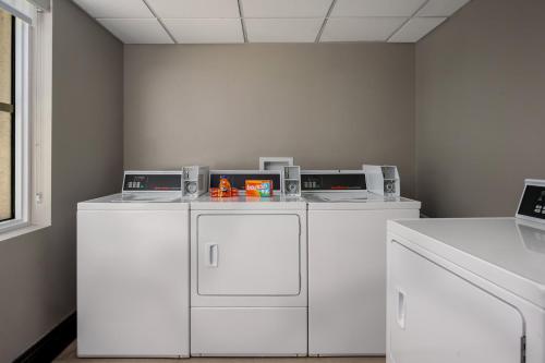 holiday inn express and suites kendall by ihg