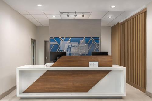 holiday inn express and suites kendall by ihg