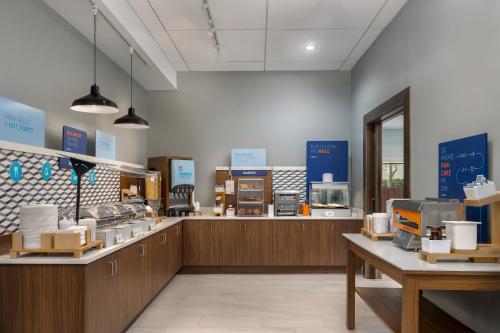 holiday inn express and suites kendall by ihg
