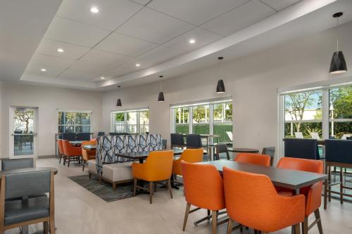 holiday inn express and suites kendall by ihg