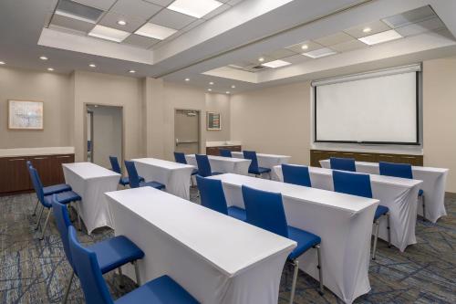 holiday inn express and suites kendall by ihg