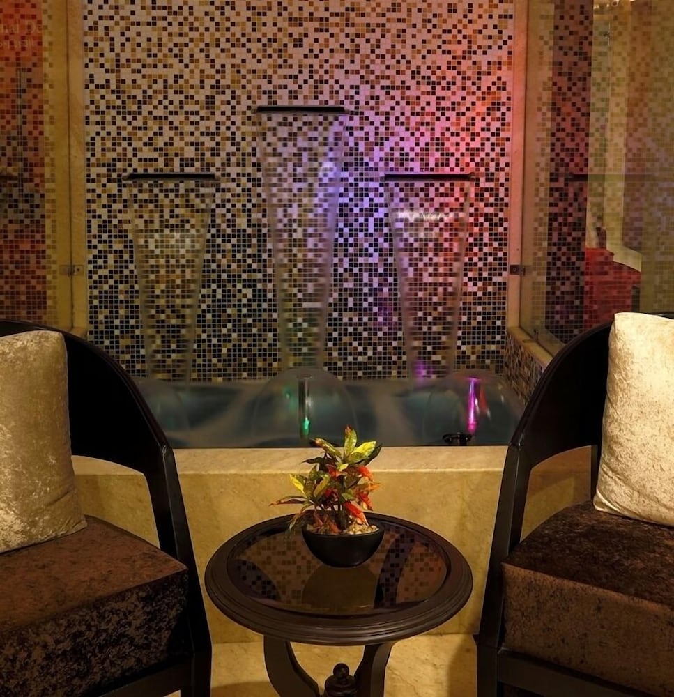 la sapphire hotel