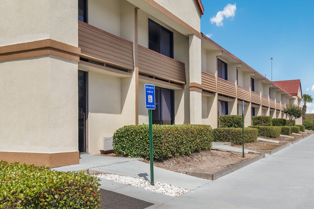 red roof inn and suites brunswick i 95