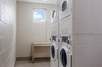 Red Roof Inn & Suites Brunswick I-95,Dock Junction>>Brunswick,2 star